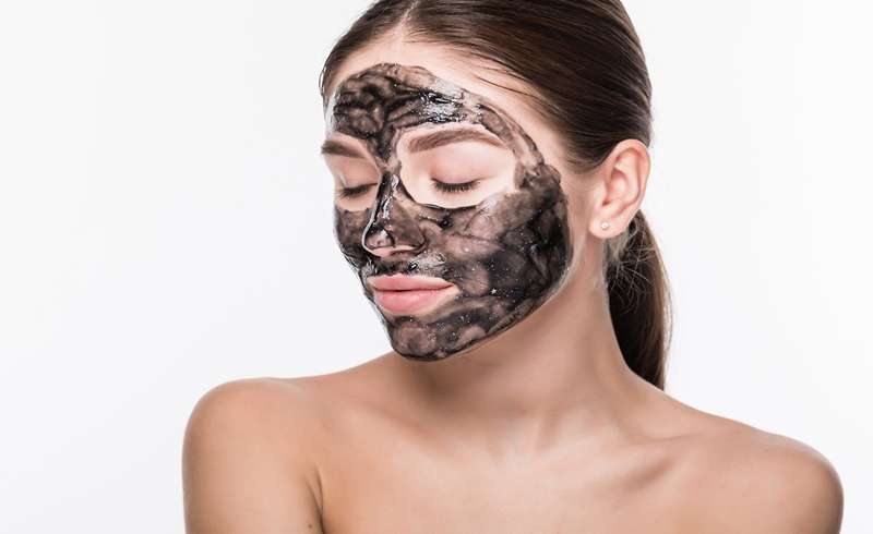 چرا ماده زغال برای پاک کردن پوست فوق‌العاده است؟